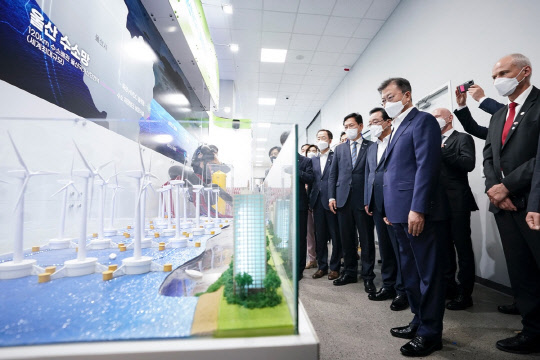 문 대통령이 6일 울산을 방문해 부유식 해상풍력 모델을 바라보는 모습. 청와대 제공.